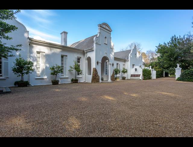 5 BEDROOM FREESTANDING TO LET IN CONSTANTIA